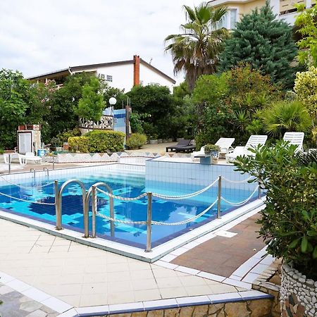 Villa Latina With 6 Apartments And A Shared Pool Vir Bagian luar foto