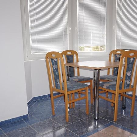 Villa Latina With 6 Apartments And A Shared Pool Vir Bagian luar foto