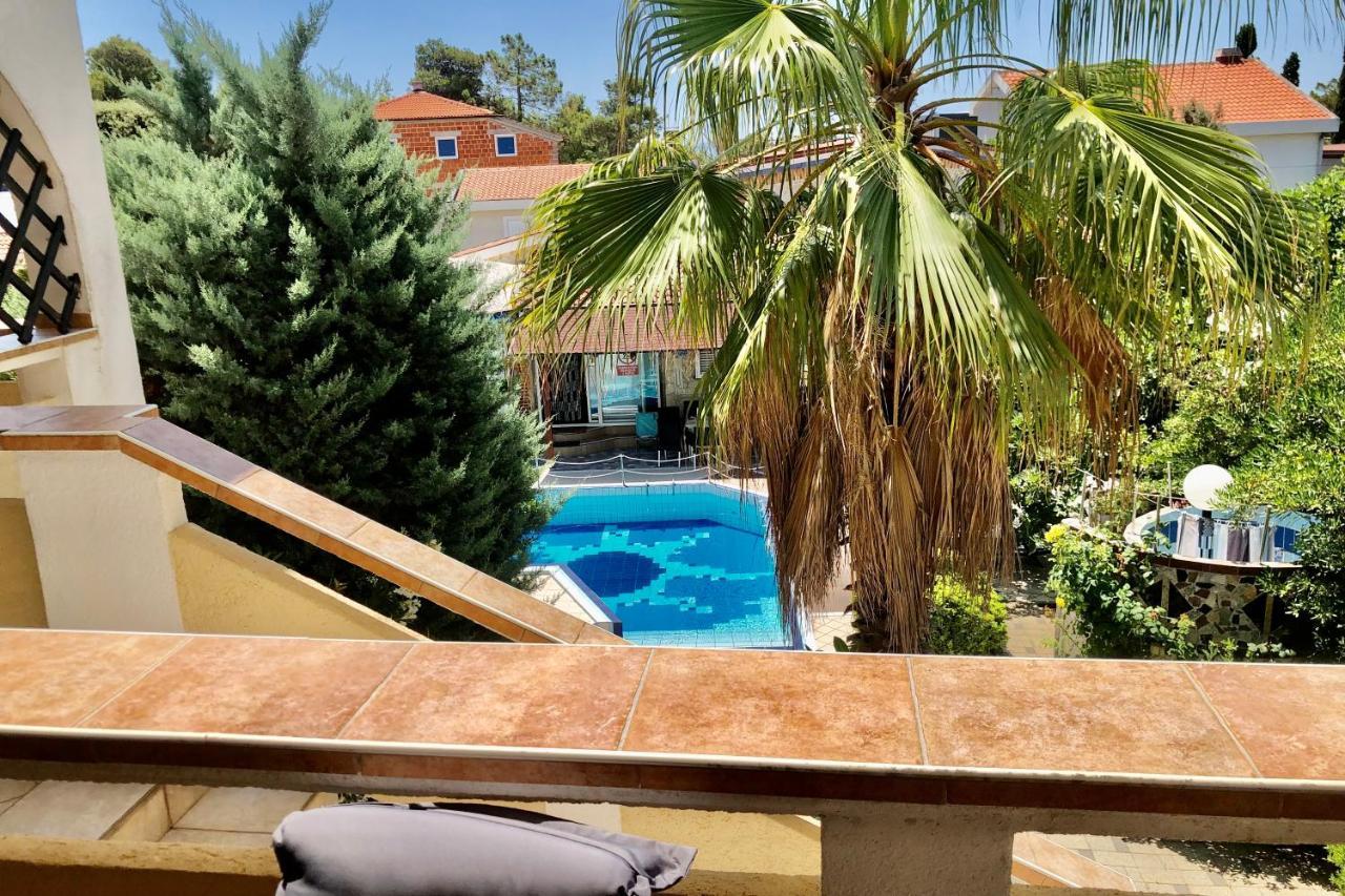 Villa Latina With 6 Apartments And A Shared Pool Vir Bagian luar foto