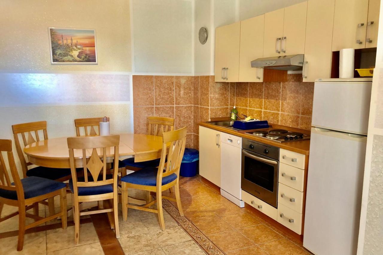 Villa Latina With 6 Apartments And A Shared Pool Vir Bagian luar foto