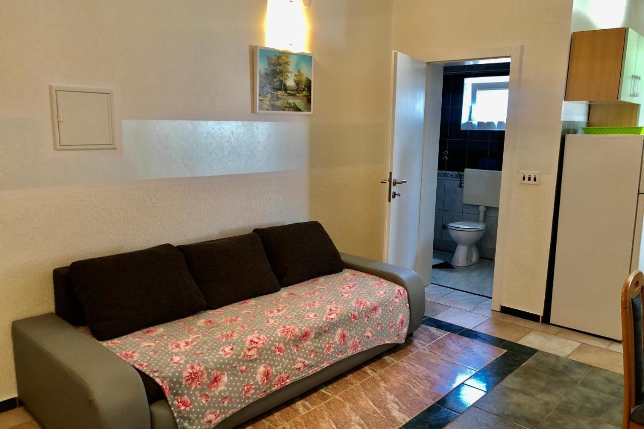 Villa Latina With 6 Apartments And A Shared Pool Vir Bagian luar foto