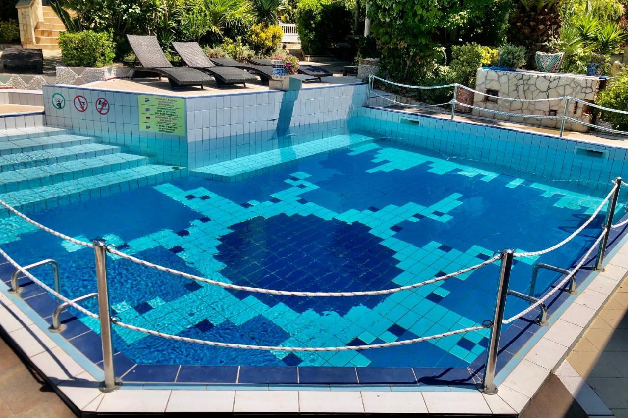 Villa Latina With 6 Apartments And A Shared Pool Vir Bagian luar foto