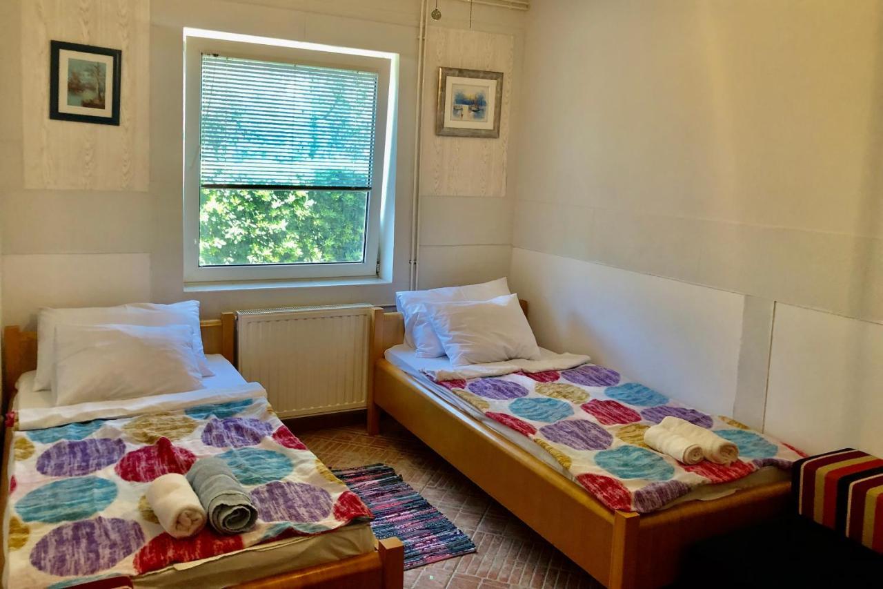 Villa Latina With 6 Apartments And A Shared Pool Vir Bagian luar foto