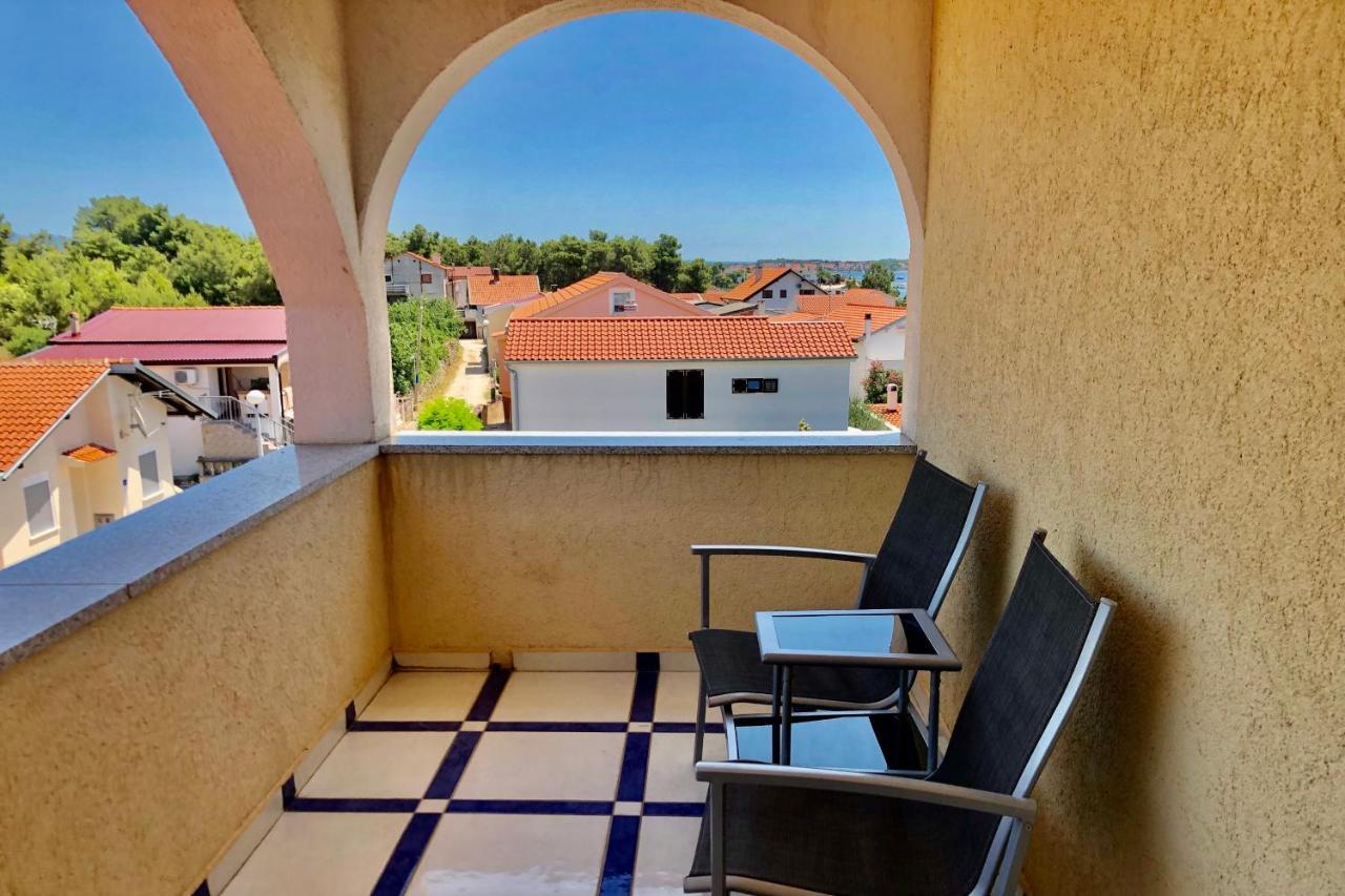 Villa Latina With 6 Apartments And A Shared Pool Vir Bagian luar foto