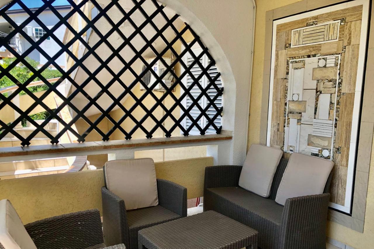 Villa Latina With 6 Apartments And A Shared Pool Vir Bagian luar foto