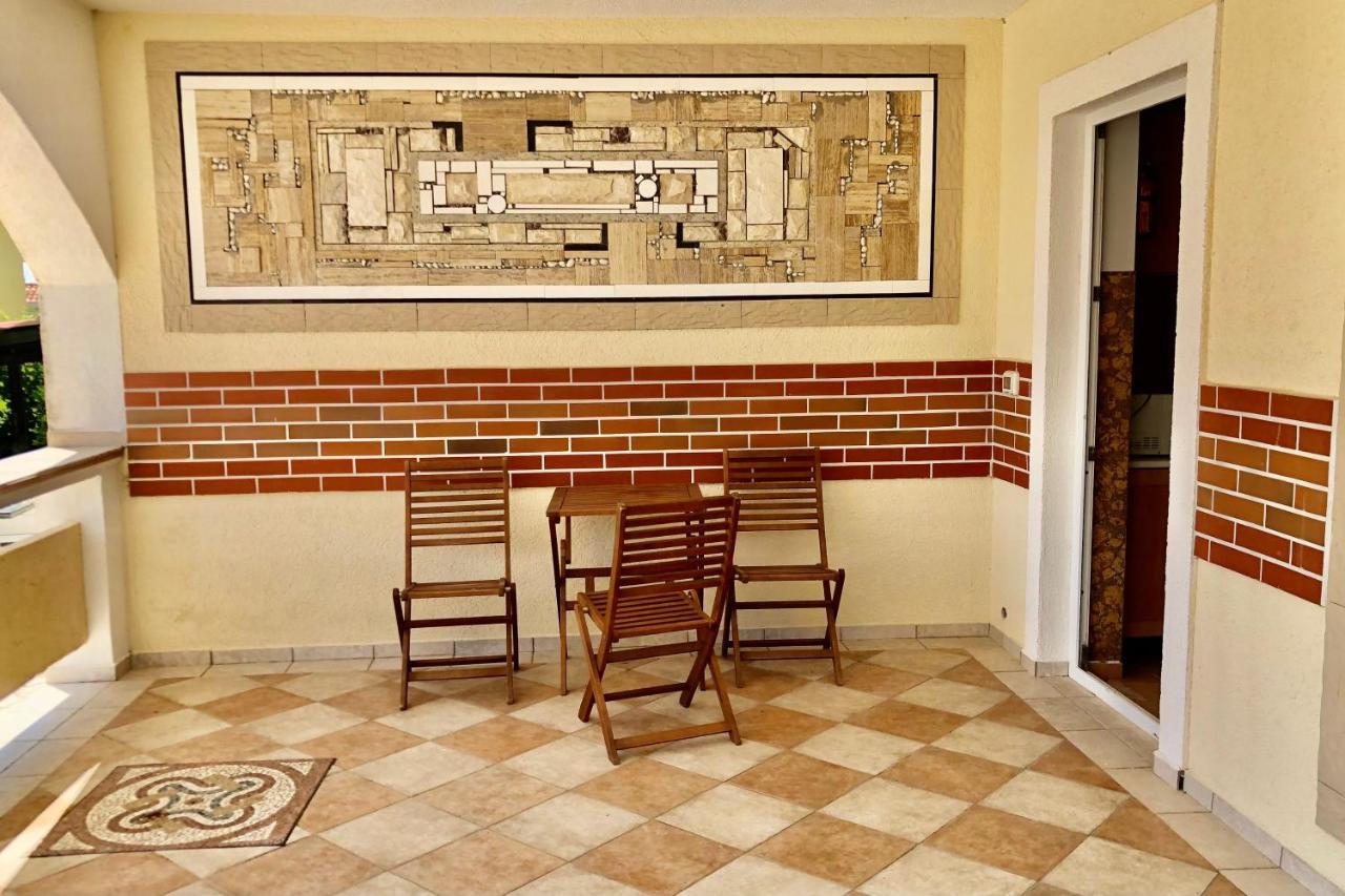 Villa Latina With 6 Apartments And A Shared Pool Vir Bagian luar foto