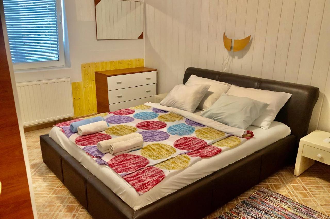 Villa Latina With 6 Apartments And A Shared Pool Vir Bagian luar foto
