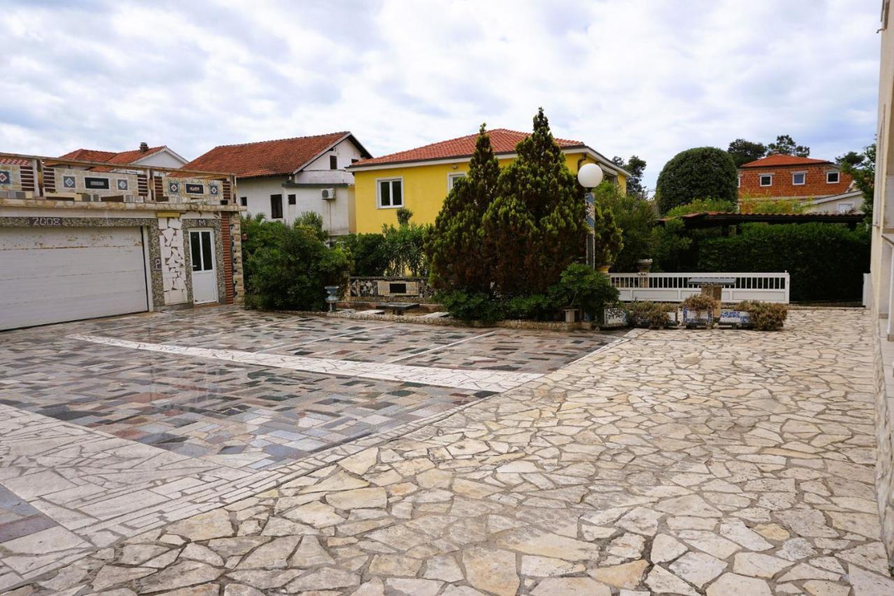 Villa Latina With 6 Apartments And A Shared Pool Vir Bagian luar foto