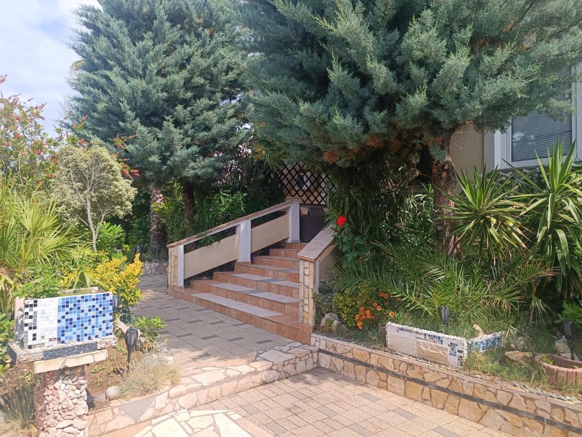 Villa Latina With 6 Apartments And A Shared Pool Vir Bagian luar foto