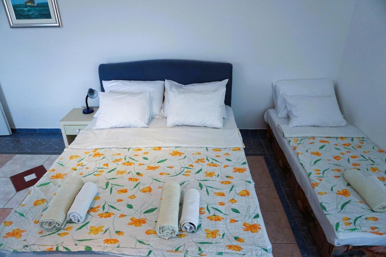 Villa Latina With 6 Apartments And A Shared Pool Vir Bagian luar foto