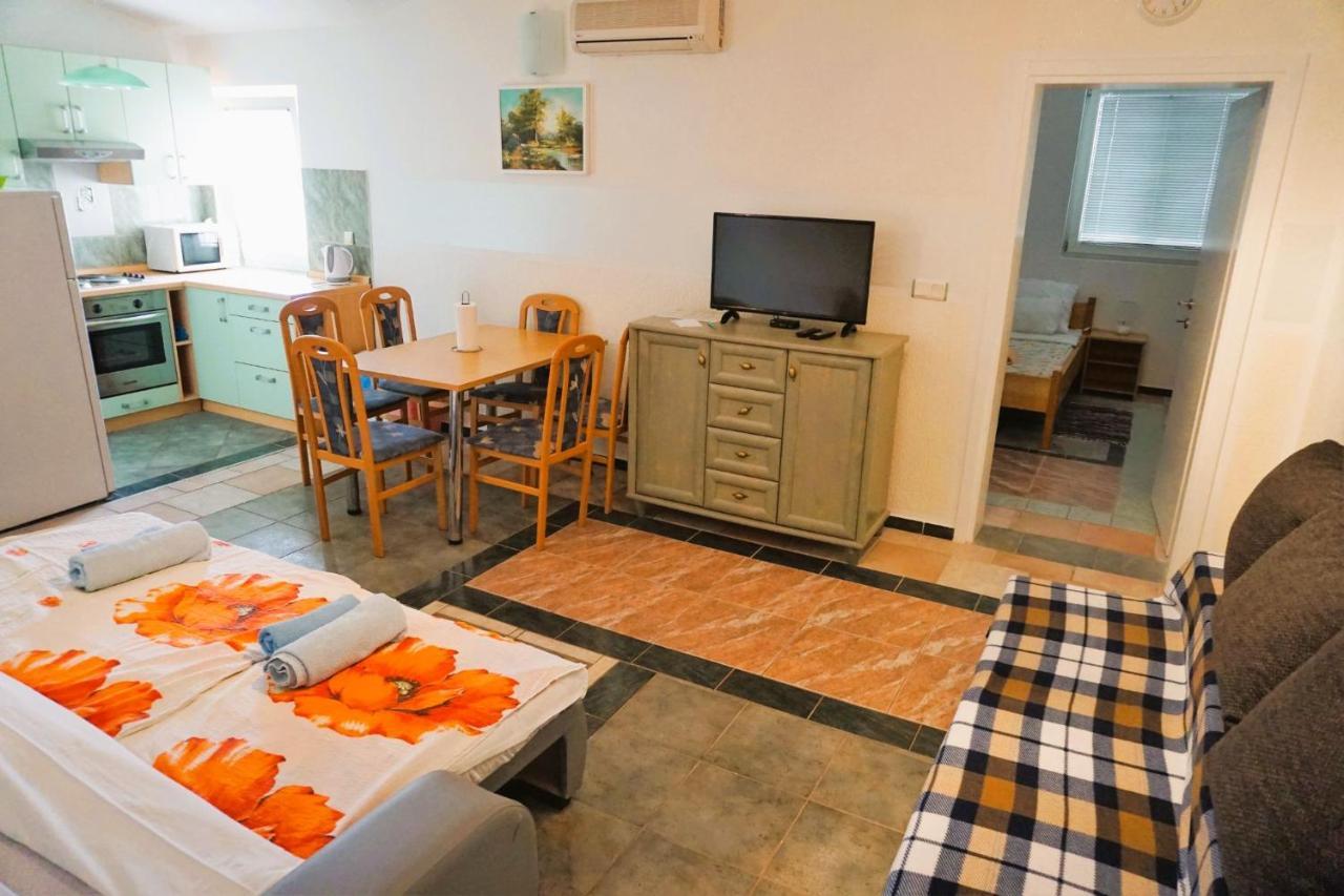 Villa Latina With 6 Apartments And A Shared Pool Vir Bagian luar foto