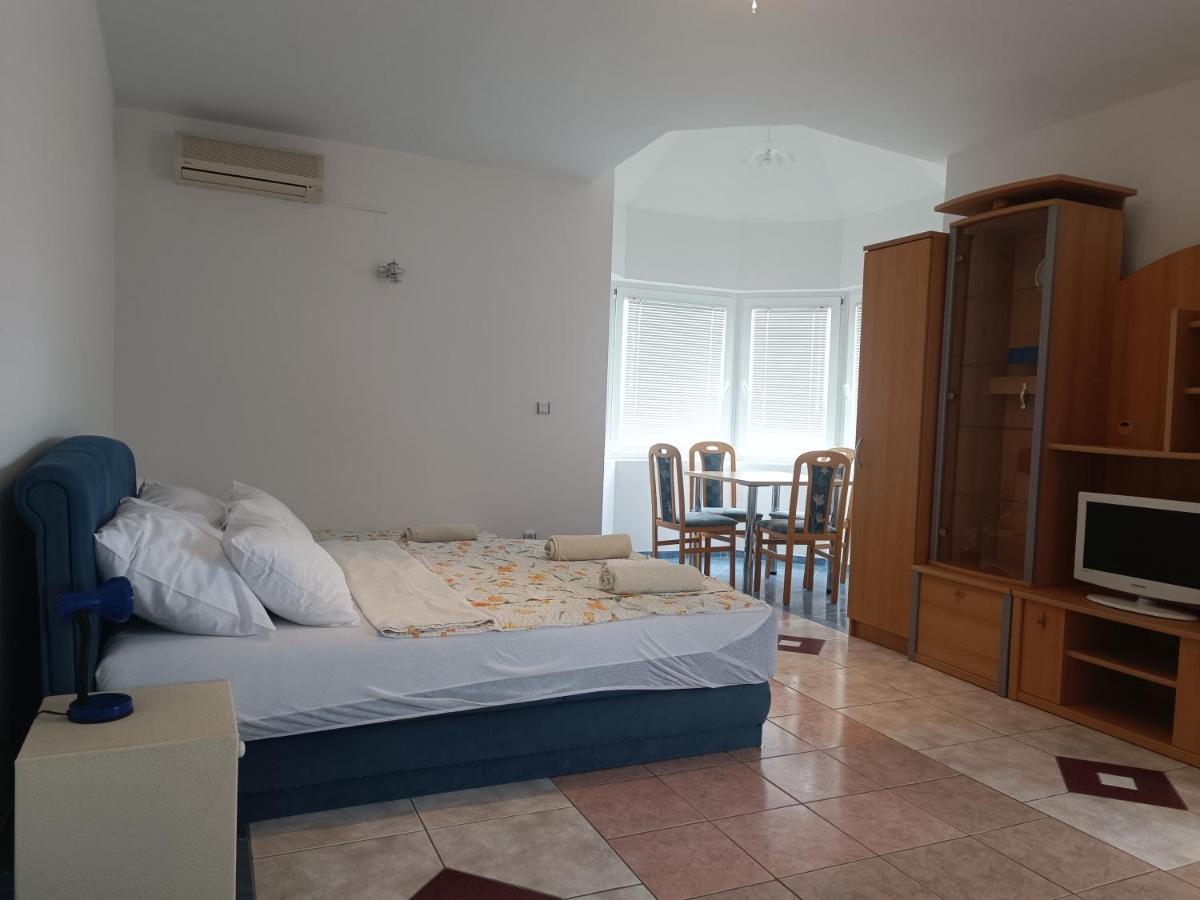 Villa Latina With 6 Apartments And A Shared Pool Vir Bagian luar foto