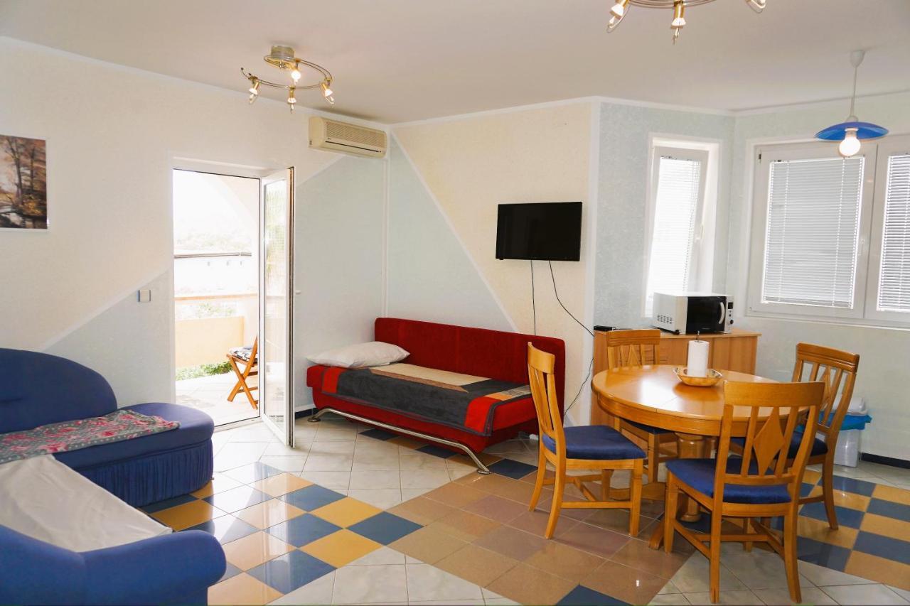 Villa Latina With 6 Apartments And A Shared Pool Vir Bagian luar foto
