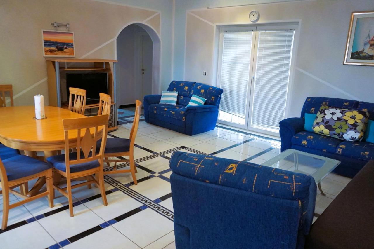 Villa Latina With 6 Apartments And A Shared Pool Vir Bagian luar foto
