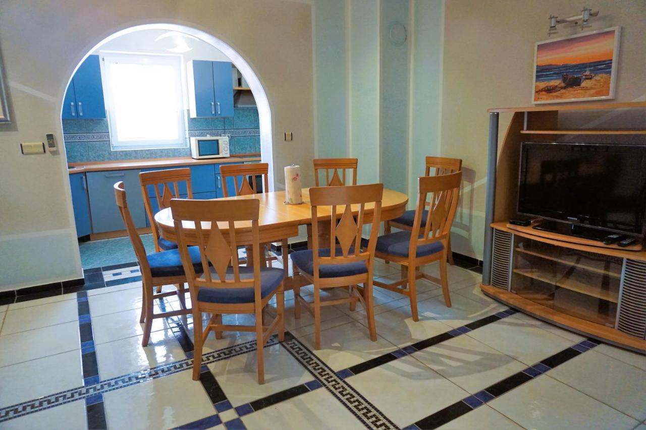 Villa Latina With 6 Apartments And A Shared Pool Vir Bagian luar foto