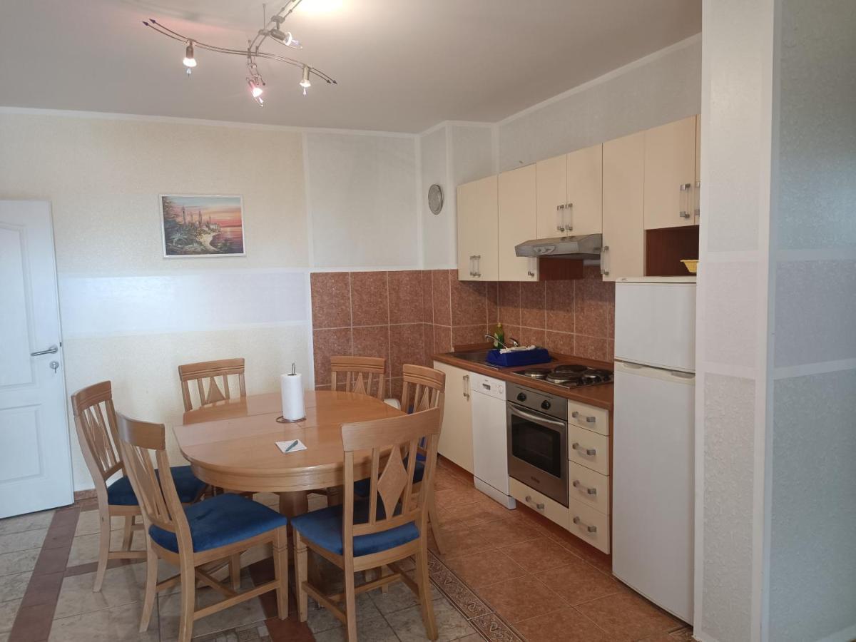 Villa Latina With 6 Apartments And A Shared Pool Vir Bagian luar foto