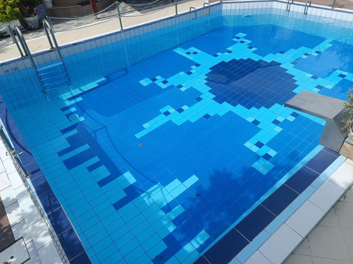 Villa Latina With 6 Apartments And A Shared Pool Vir Bagian luar foto