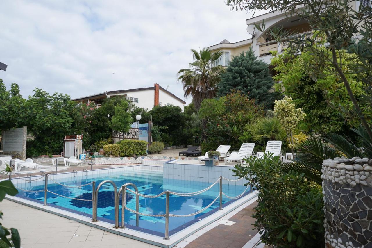 Villa Latina With 6 Apartments And A Shared Pool Vir Bagian luar foto