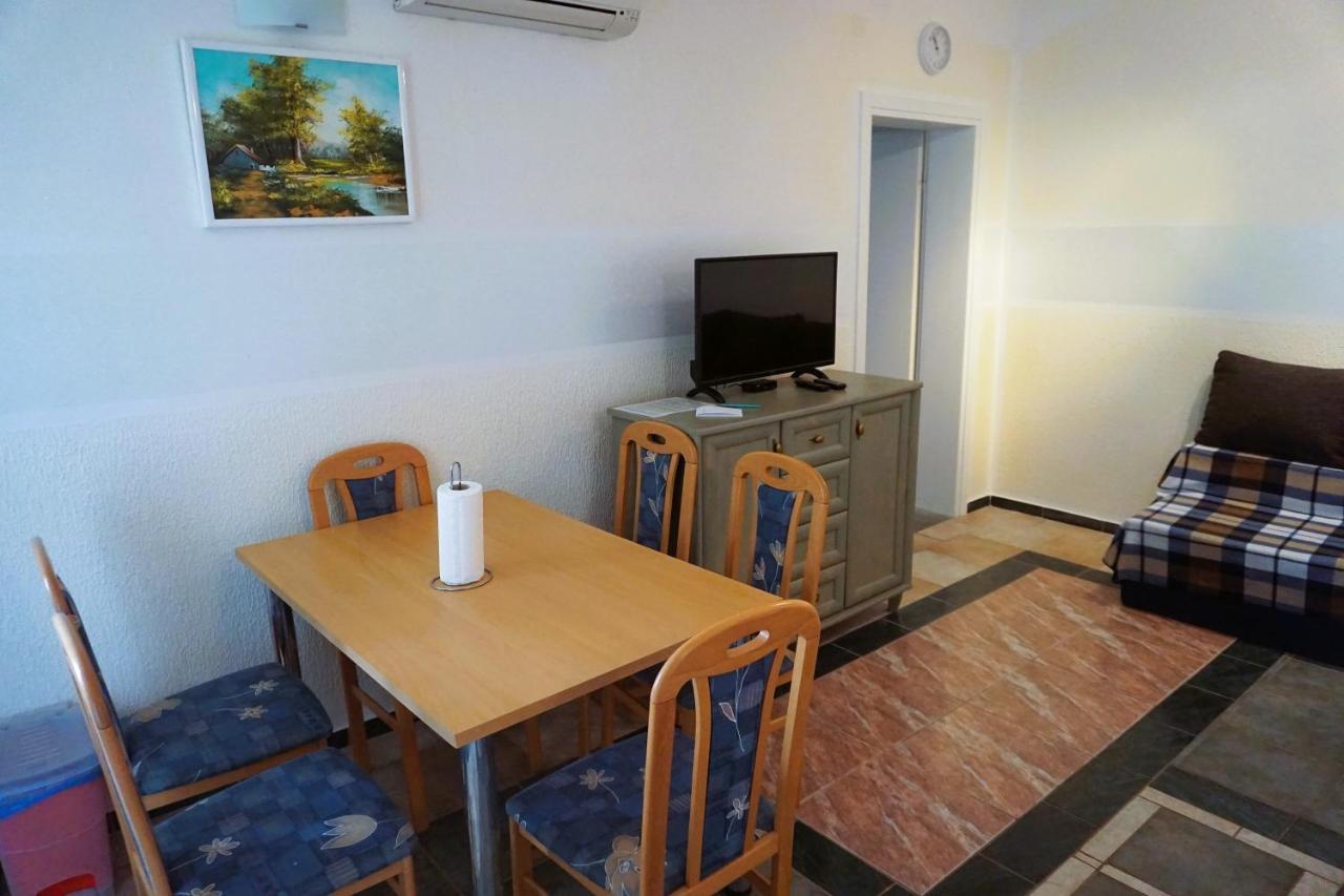 Villa Latina With 6 Apartments And A Shared Pool Vir Bagian luar foto