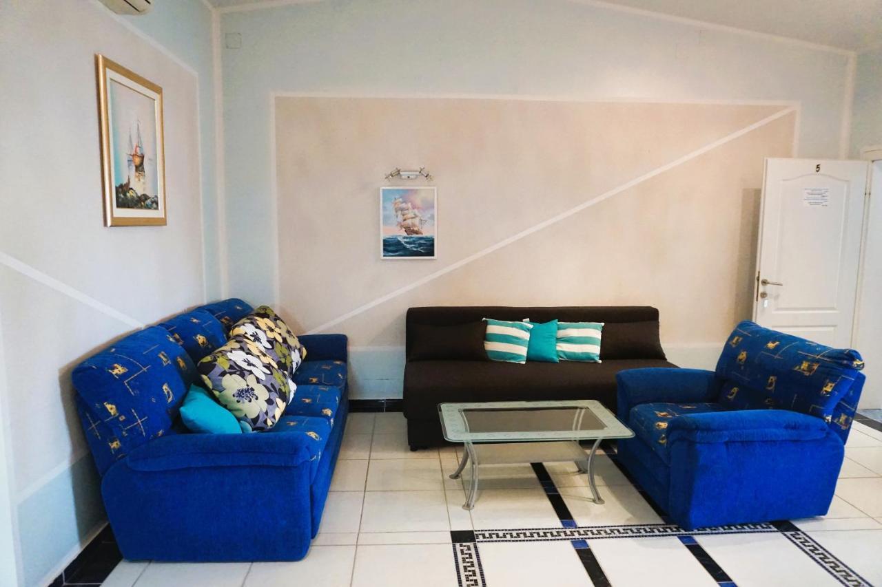 Villa Latina With 6 Apartments And A Shared Pool Vir Bagian luar foto