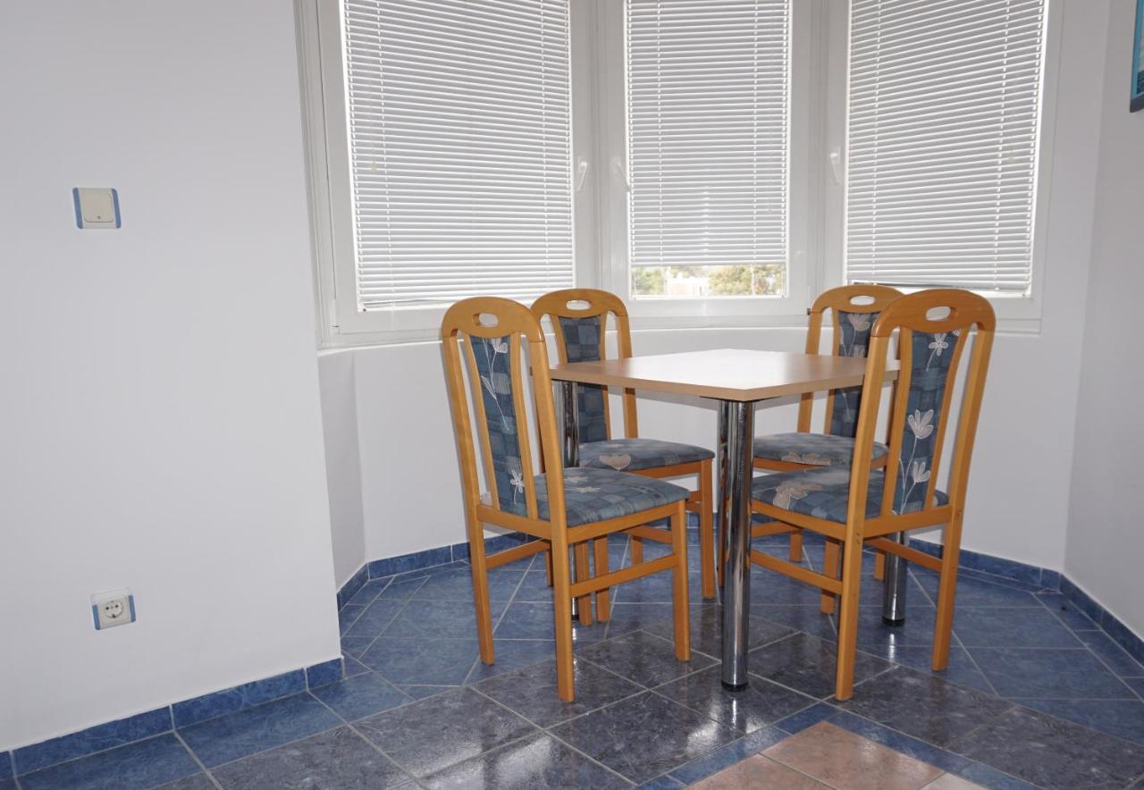 Villa Latina With 6 Apartments And A Shared Pool Vir Bagian luar foto