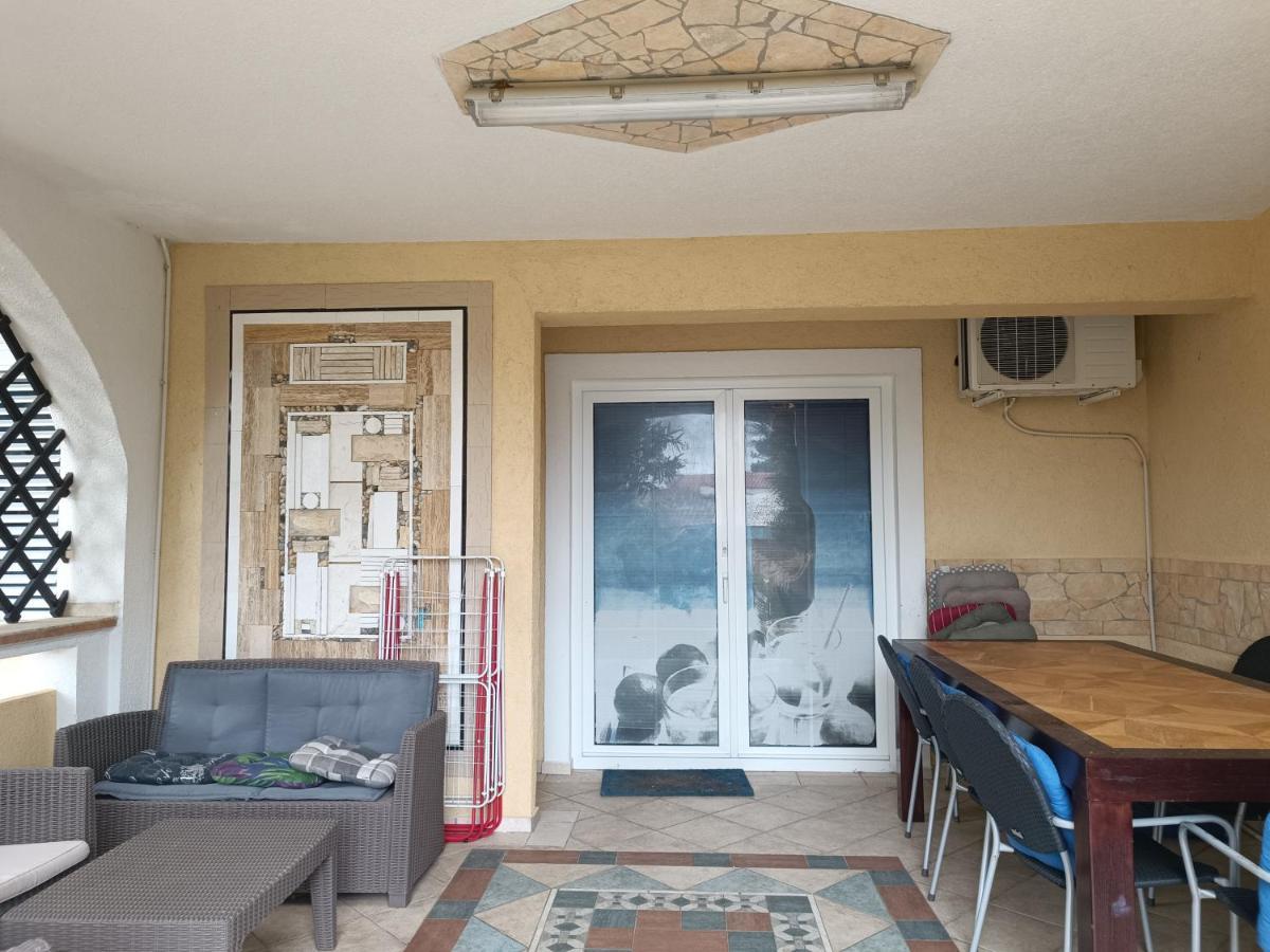 Villa Latina With 6 Apartments And A Shared Pool Vir Bagian luar foto