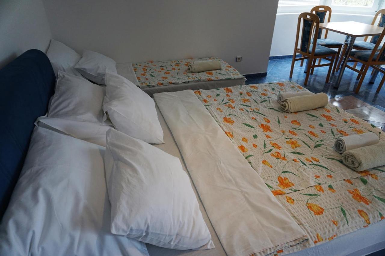 Villa Latina With 6 Apartments And A Shared Pool Vir Bagian luar foto