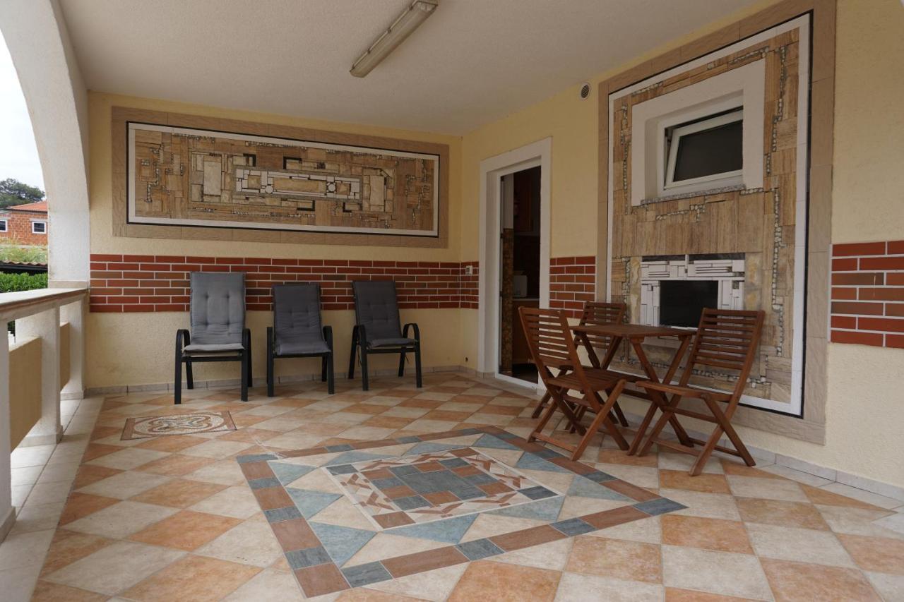 Villa Latina With 6 Apartments And A Shared Pool Vir Bagian luar foto