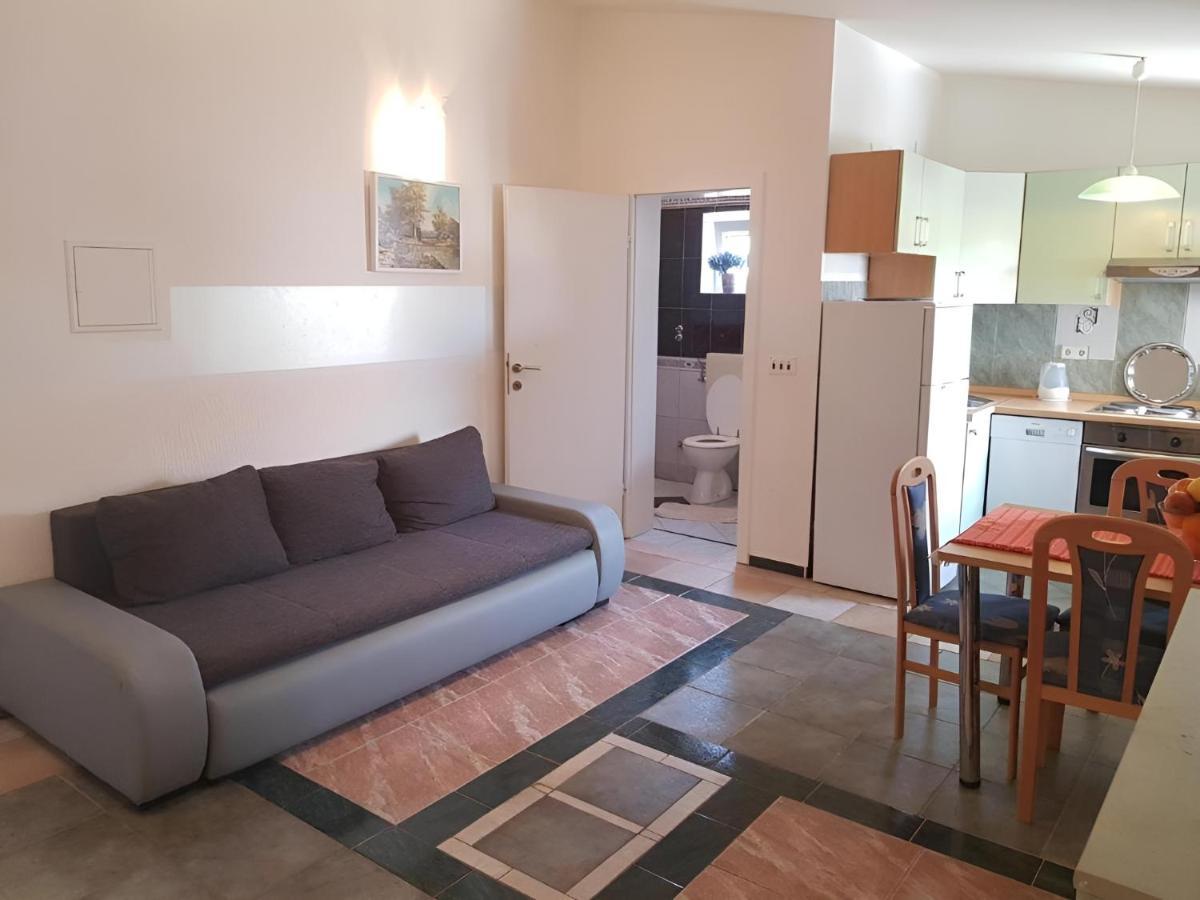 Villa Latina With 6 Apartments And A Shared Pool Vir Bagian luar foto